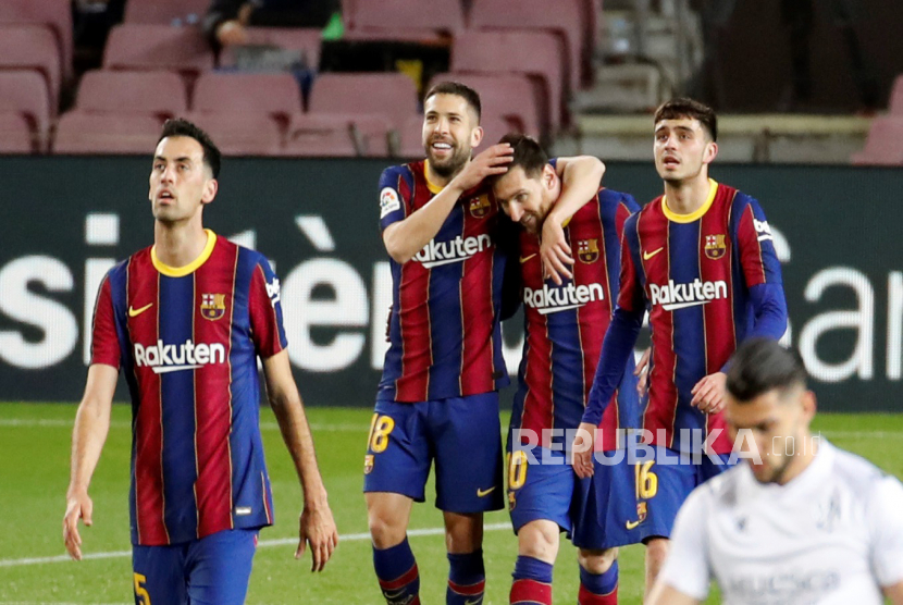  Striker FC Barcelona Leo Messi (tengah) merayakan bersama rekan satu timnya setelah mencetak keunggulan 1-0 selama pertandingan sepak bola LaLiga Spanyol antara FC Barcelona dan SD Huesca yang diadakan di stadion Camp Nou, di Barcelona, ??Catalonia, Spanyol, 15 Maret 2021.