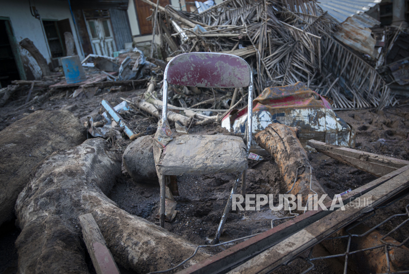 Sebuah kursi tertutup lumpur di antara puing-puing rumah akibat banjir bandang di Nusa Tenggara Timur (NTT).