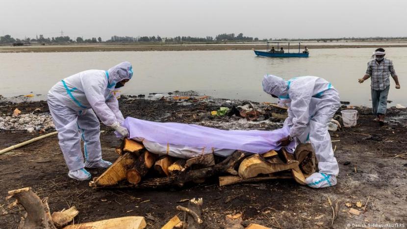 Jenazah Korban COVID-19 Terdampar di Tepi Sungai Gangga India