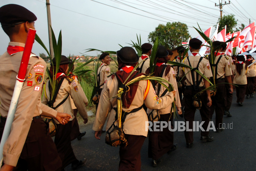 Sejumlah pelajar membawa tunas kelapa saat estafet tunas kelapa di jalan Raya Tegal-Purwokerto, Kabupaten Tegal, Jawa Tengah, Sabtu (26/8/2023). (Ilustrasi)