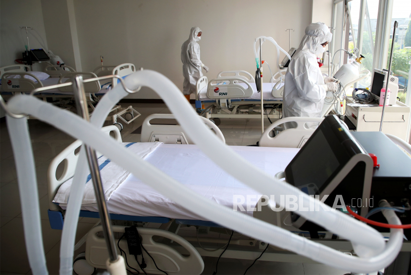 Petugas medis memeriksa kesiapan alat di ruang ICU. Sejumlah rumah sakit di Banten, Jawa Barat dan Jawa Tengah mengalami peningkatan di atas 70 persen untuk ICU. Sedangkan Jakarta keterisian ICU mencapai 69,5 persen.