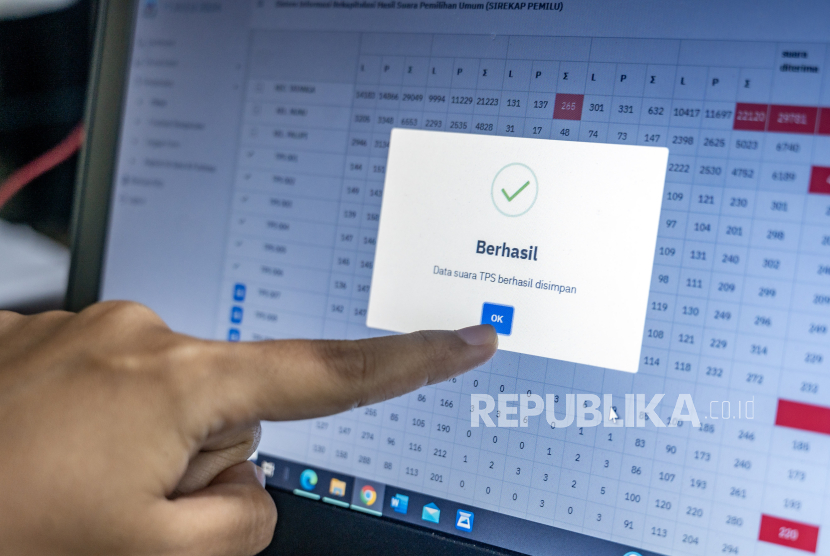 Petugas panitia pemilihan kecamatan (PPK) menginput data penghitungan perolehan suara Pemilu 2024 ke dalam aplikasi Sistem Informasi Rekapitulasi (Sirekap). (ilustrasi)