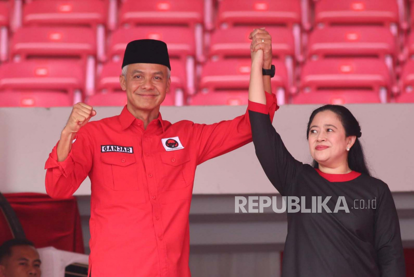 Bakal capres Ganjar Pranowo dan Ketua DPP PDIP Puan Maharani berpidato dalam acara peringatan Bulan Bung Karno di Stadion Gelora Bung Karno (GBK), Jakarta, Sabtu (24/6/2023).