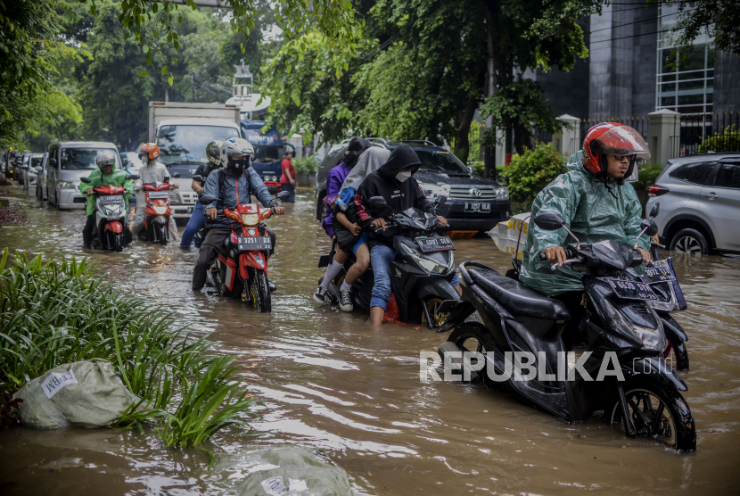 Sejumlah kendaraan melewati genangan air saat terjadi banjir di Jalan Bungur Besar Raya, Kemayoran, Jakarta, Selasa (18/1/2022). Banjir tersebut terjadi karena buruknya drainase di jalan tersebut serta tingginya intensitas hujan. Republika/Putra M. Akbar