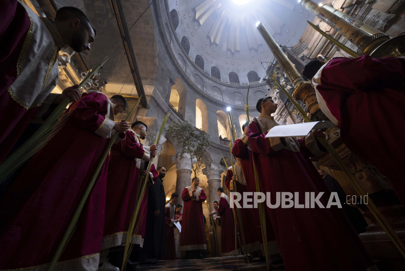 Pendeta Kristen Ortodoks merayakan Minggu Palma di Gereja Makam Suci, tempat di mana orang Kristen percaya Yesus Kristus disalibkan, dikuburkan dan dibangkitkan, di Yerusalem, Minggu, 17 April 2022