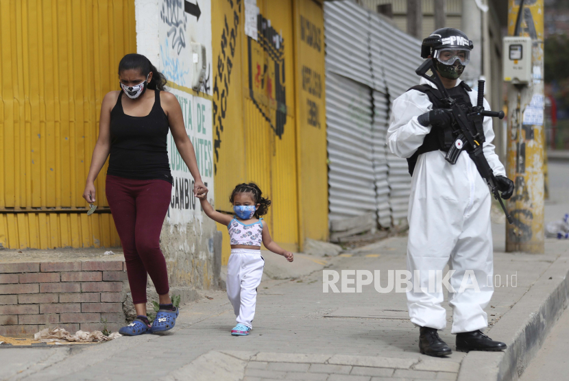  Seorang tentara yang mengenakan alat pelindung di tengah pandemi COVID-19 berjaga di Ciudad Bolivar, sebuah daerah dengan kasus coronavirus tinggi di Bogota, Kolombia, Senin, 13 Juli 2020. 