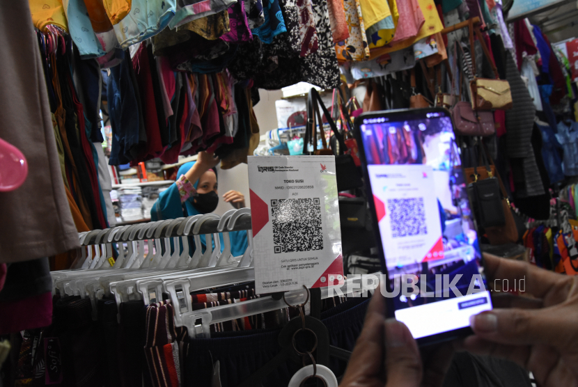 Pembeli bertransaksi nontunai melalui QRIS di pasar (ilustrasi). Pemerintah Kabupaten Bangka Barat, Provinsi Kepulauan Bangka Belitung, melakukan pembicaraan lanjutan bersama jajaran direksi Bank Sumsel Babel (BSB) untuk meningkatkan pelayanan transaksi digital.