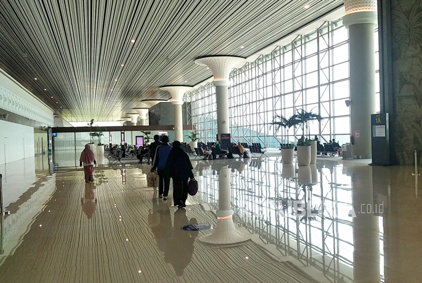 Calon penumpang menuju ruang tunggu keberangkatan di Bandara Internasional Yogyakarta, Senin (6/2/2023). 