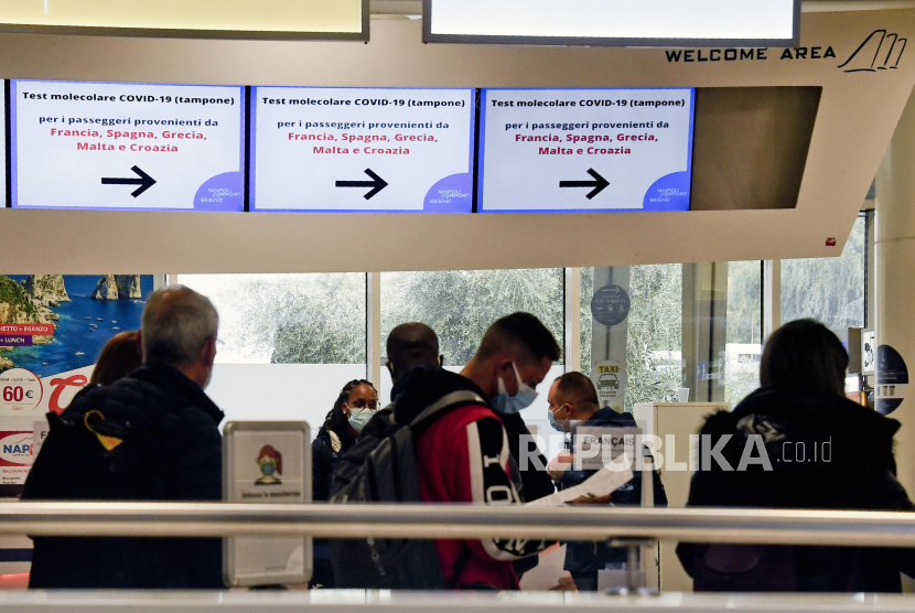 Bandara Internasional Capodichino Napoli, di Naples, Italia. Italia telah memberlakukan pembatasan perjalanan dari India, Ahad (25/4). 