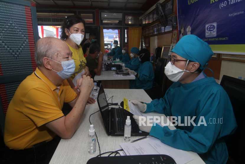 Dua warga lanjut usia (lansia) menjalani cek kesehatan sebelum mendapatkan vaksinasi COVID-19 di Yayasan Bhakti Suci, Pontianak, Kalimantan Barat, Jumat (5/3/2021). Vaksinasi COVID-19 untuk warga lansia yang diadakan oleh Dinas Kesehatan Kota Pontianak bersama Yayasan Bhakti Suci dan Rumah Sakit Kharitas Bhakti tersebut merupakan upaya penanggulangan pandemi COVID-19.