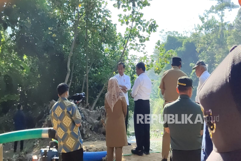 Presiden Jokowi bersama Mentan Amran Sulaiman dan Menteri PUPR Basuki Hadimuljono mengecek program pompanisasi di Klaten, Rabu (19/6/2024). 