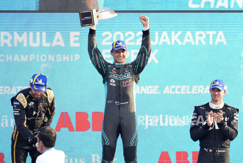 Pembalap Jaguar TCS Mitch Evans dari Selandia Baru, tengah, merayakan dengan pialanya setelah memenangkan balapan mobil Formula E E-Prix Jakarta sebagai pemenang kedua DS Techeetah Jean-Eric Vergne dari Prancis, kiri, dan tempat ketiga Edoardo Mortara dari Swiss Rokit Venturi bertepuk tangan , di Jakarta, Indonesia, Sabtu, 4 Juni 2022.