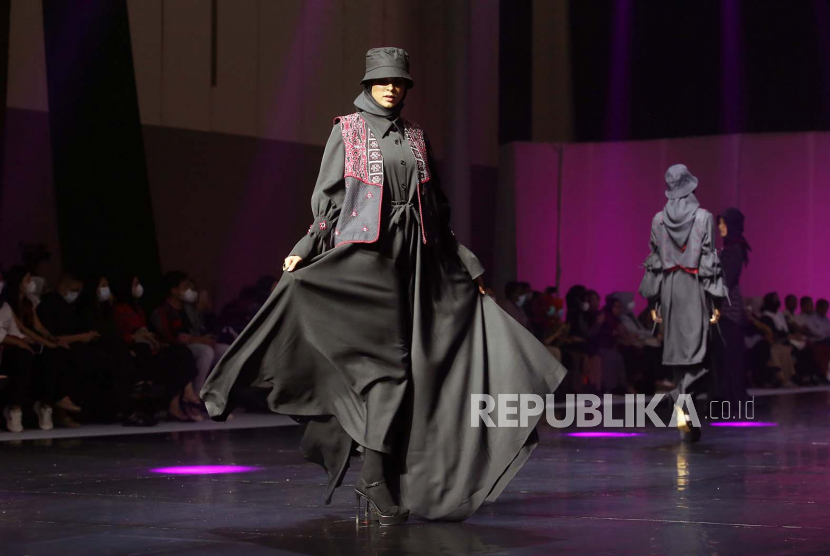 Model memperagakan busana muslim hasil karya sejumlah perancang di ajang Jakarta Muslim Fashion Week 2022.