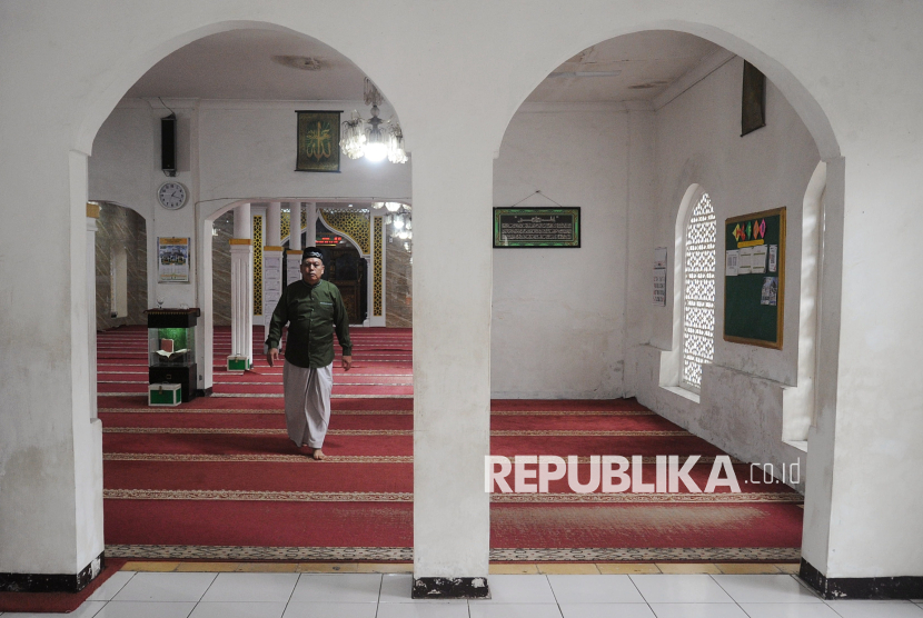 Pengurus masjid berjalan keluar Masjid Al-Musthofa, Bantarjati, Kota Bogor, Jawa Barat, Selasa (18/3/2025). Masjid Al-Musthofa merupakan masjid tertua di Kota Bogor yang dibangun oleh dua ulama yakni Tubagus Mustofa Bakri yang berasal dari Banten dan Raden Dita Manggala berasal dari Cirebon. Berdasarkan informasi Masjid ini didirikan sekitar tahun 1728 atau sudah hampir berusia tiga abad. Saat ini bangunan masjid walaupun telah mengalami renovasi namun sebagian besar elemen bangunan baik struktur dan ornamen masih utuh. Pemkot Bogor menetapkan masjid tersebut sebagai cagar budaya pada 2011 silam.