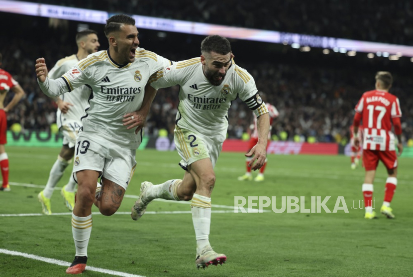 Bek Real Madrid Dani Carvajal (kanan) merayakan bersama rekan setimnya Dani Ceballos (kiri) usai mencetak gol 3-2 pada pertandingan sepak bola LaLiga Spanyol antara Real Madrid dan UD Almeria, di Madrid, Ahad (21/1/2024).