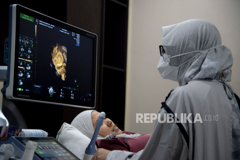 Dokter melakukan pemeriksaan kepada ibu hamil di RSIA Tambak, Jakarta, Selasa (22/8/2023). Pemerintah terus berupaya mempercepat penurunan angka stunting secara nasional dengan menargetkan penuruanan stunting sebesar 14 persen dapat dicapai pada tahun 2024.