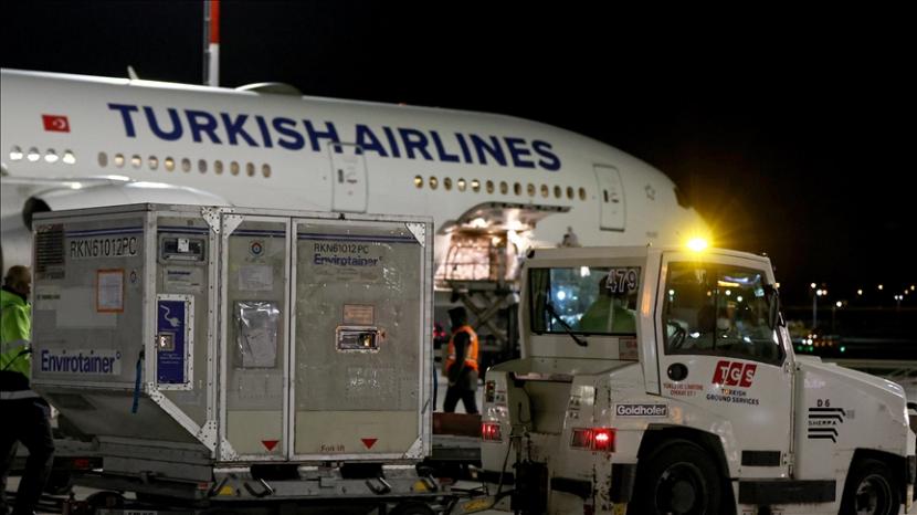 Pesawat Turkish Airlines yang membawa 6,5 juta dosis tiba di Istanbul - Anadolu Agency