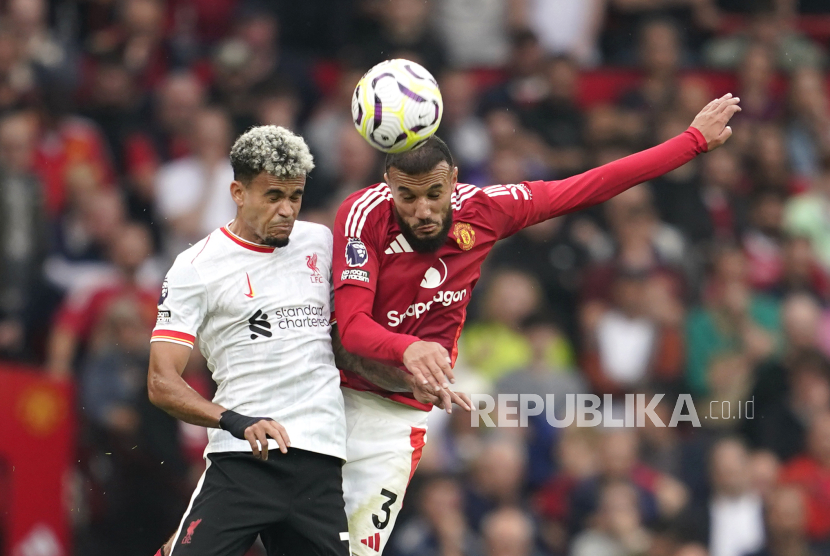 Pemain Liverpool Luis Diaz (kiri) berduel dengan pemain Manchester United Noussair Mazraoui (kanan) saat bertanding pada pekan ketiga Premier League 2024/2025 di stadion Old Trafford, Ahad (1/9/2024).