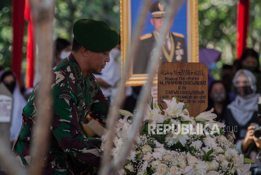 KSAD Jendral Andika Perkasa menyimpan karangan bunga di atas makam mantan KSAD Jendral TNI (Purn) Pramono Edhie Wibowo di Taman Makam Pahlawan Kalibata, Jakarta, Ahad (14/6). Mantan KSAD Jendral TNI (Purn) Pramono Edhie Wibowo meninggal dunia pada Sabtu (13/6) sekitar pukul 19