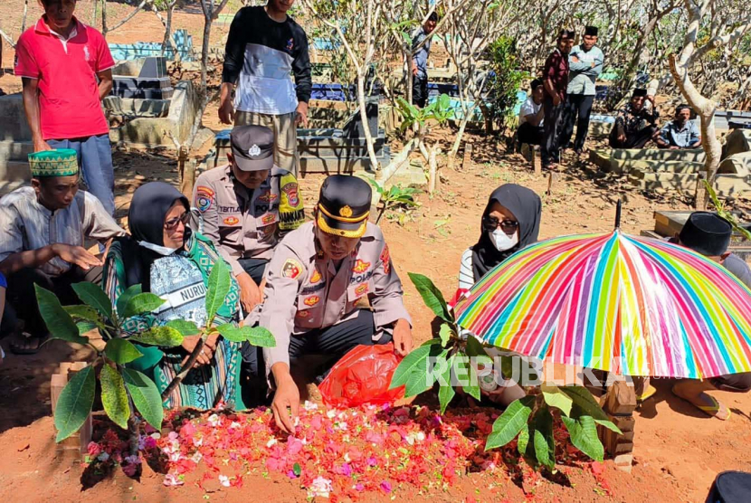Dua korban dukun pengganda uang asal Lampung dimakamkan di TPU Desa Tanjungrejo, Kabupaten Pesawaran, Lampung, Sabtu (8/4/2023). 