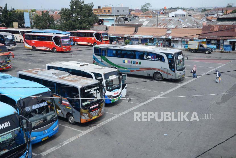 Aktivitas di Terminal Cicaheum, Jalan Jenderal Ahmad Yani, Kota Bandung, Senin(6/7). Sejak dibukannya operasional terminal tersebut beberapa pekan lalu, jumlah penumpang bus terpantau masih sepi. Pelayanan bus pun harus mematuhi protokol kesehatan serta jumlah penumpang tidak boleh lebih dari 50 persen dari daya tampung maksimal. 