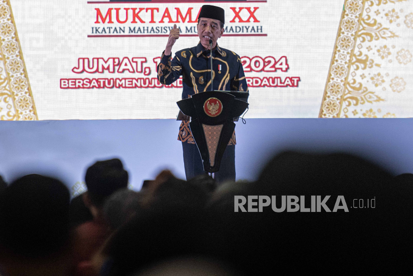 Presiden Joko Widodo menyampaikan pidato saat menghadiri pembukaan Muktamar XX Ikatan Mahasiswa Muhammadiyah (IMM) di Palembang, Sumatra Selatan, Jumat (1/3/2024). 