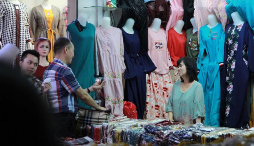 Omzet Anjlok 70% karena Corona, Pedagang Baju di Bali Tertolong Relaksasi Kredit. (FOTO: Sufri Yuliardi)