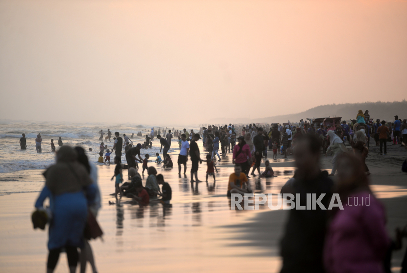 (ILUSTRASI) Suasana saat senja di Pantai Parangtritis, Kabupaten Bantul, Daerah Istimewa Yogyakarta (DIY). 