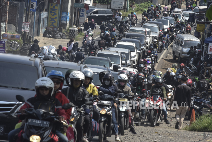 Kendaraan pemudik terjebak kemacetan di Jalur Selatan, Malangbong, Kabupaten Garut, Jawa Barat.