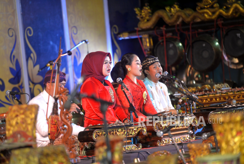 Sinden menyanyikan langgam saat pentas karawitan yang berasal dari Solo, Jawa Tengah (ilustrasi)