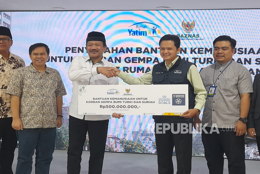 Ketua Baznas RI Prof KH Noor Achmad secara simbolis menerima titipan dana bantuan dari Direktur Utama Rumah Yatim Nugroho Bejo Wismono sebesar Rp 500 juta untuk korban gempa bumi di Turki, Selasa (14/2/2023).