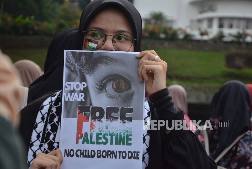 Puluhan mahasiswa Universitas Pendidikan Indonesia (UPI) menggelar akasi Solidaritas Palestina, UPI Students For Justice in Palestine  di Taman Baretti UPI, Kampus UPI, Kota Bandung, Rabu (15/5/2024).