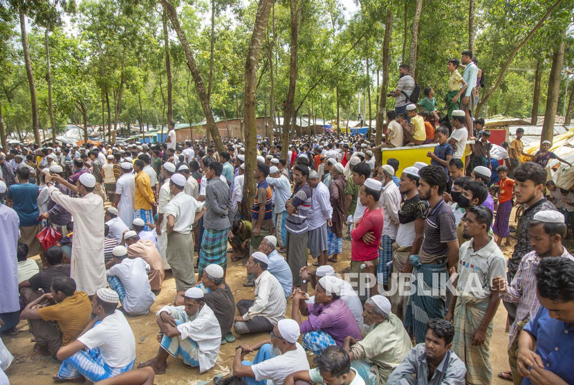 Pengungsi Rohingya mengambil bagian dalam protes yang diadakan untuk menandai peringatan lima tahun migrasi massal pengungsi Rohingya dari Myanmar ke Bangladesh, di sebuah kamp darurat di Kutubpalang, Ukhiya, distrik Cox Bazar, Bangladesh, 25 Agustus 2022. Menurut PBB Komisaris Tinggi untuk Pengungsi (UNHCR), lebih dari 900.000 pengungsi Rohingya tinggal di Bangladesh dan wilayah Cox