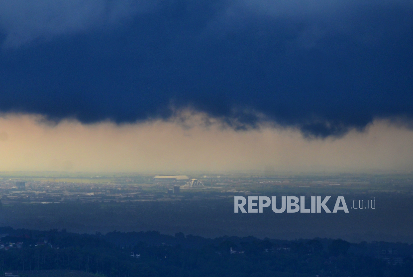 Awan hitam menggelayut di atas Bandung Raya. BMKG memperkirakan cuaca ekstrem berpotensi akan terjadi selama sepekan ke depan di Bandung Raya. Ilustrasi.