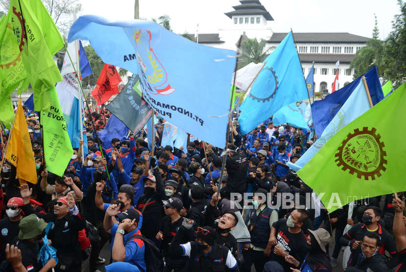 Aksi buruh dari berbagai daerah di Jawa Barat, di depan Gedung Sate, Kota Bandung, Selasa (28/12). Aksi tersebut menolak ketetapan UMK 2022. Buruh berharap kenaikan Upah di tahun 2022.