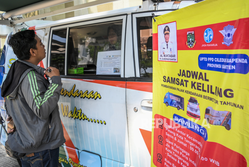 Warga membayar pajak kendaraan bermotor di mobil Samsat Keliling. Tanggal 12 sampai dengan 15 Februari 2024 pelayanan gerai dan samling (samsat keliling) ditiadakan.