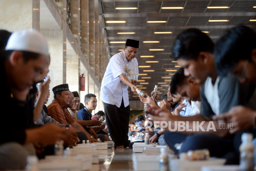 Petugas membagikan minuman menjelang waktu berbuka puasa di Masjid.