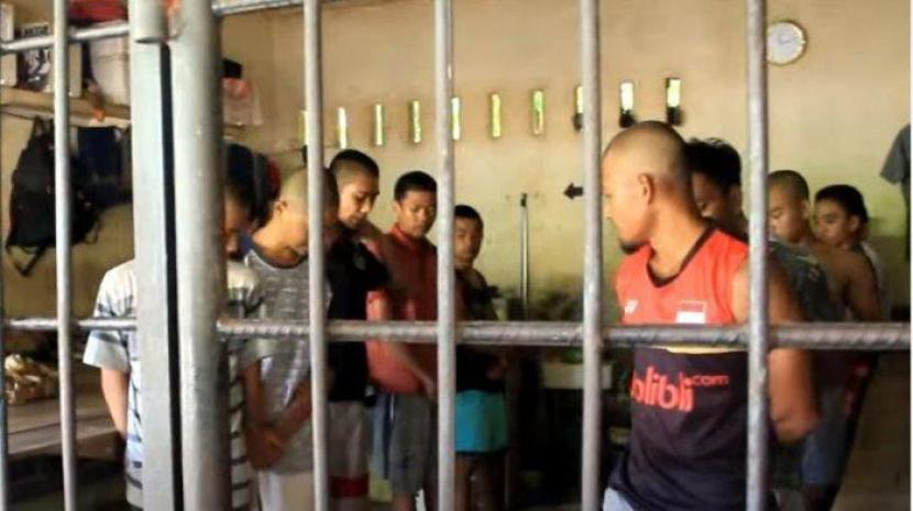 Polisi Diadang Warga saat Evakuasi Orang yang Dikerangkeng di Rumah Bupati Langkat