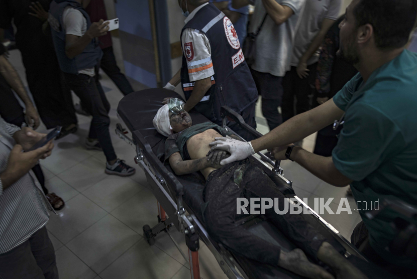 Seorang anak yang terluka dilarikan ke Rumah Sakit Nasser di Khan Yunis menyusul serangan Israel di Jalur Gaza selatan, 06 November 2023.
