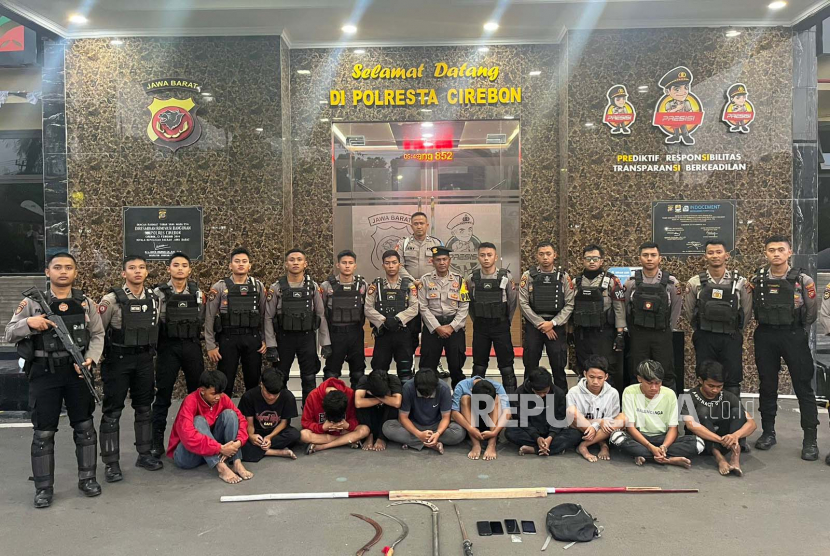 Tim Raimas Macan Kumbang 852 Polresta Cirebon berhasil mengamankan sepuluh pemuda yang membawa senjata tajam, yang diduga hendak tawuran, Ahad (23/7/2023) sekitar pukul 02.30 WIB.