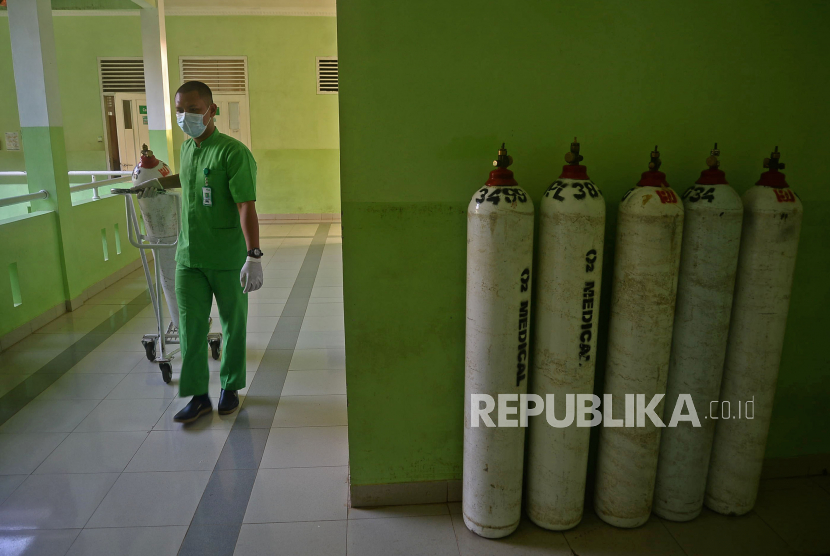 Tabung oksigen medis (ilustrasi). Kemenperin menyerahkan 1.200 tabung oksigen medis bagi Sumatra Barat.