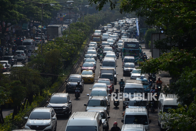 Ilustrasi. Suasana macet dari arah gerbang Tol Pasteur, di Jalan Djunjunan, Kota Bandung. 224 Ribu Kendaraan Masuk ke Bandung Lewat Tol Pasteur