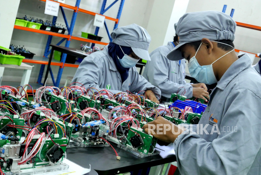 Siswa merakit alat pendeteksi Covid-19 GeNose di Teaching Factory SMK SMTI Yogyakarta, Senin (1/3). Ilustrasi