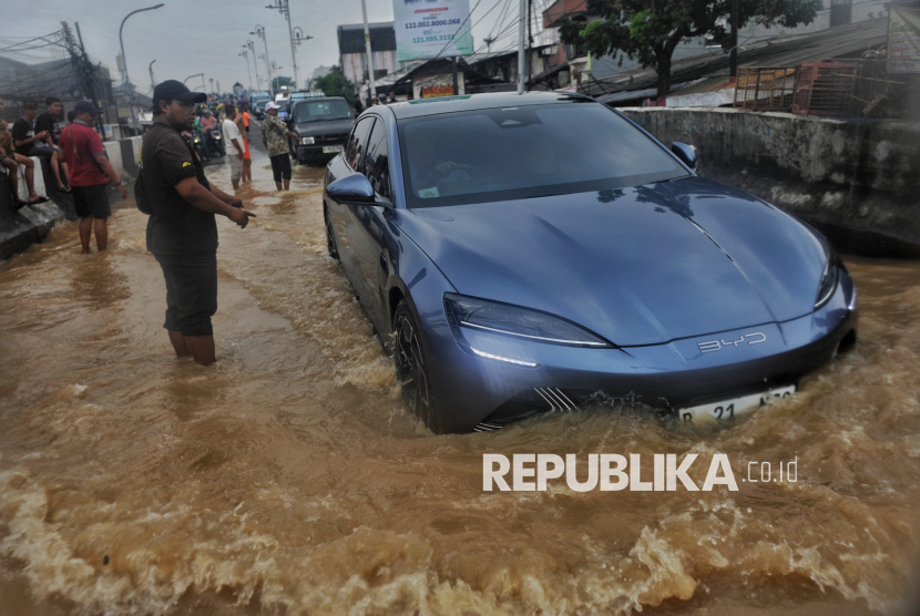 Kendaraan melintasi jalan yang tergenang banjir di Jalan raya Kalibata, Jakarta, Selasa (4/3/2025).  Banjir dari luapan Kali Ciliwung tersebut mulai menggenangi ruas jalan utama menuju dari Kalibata menuju Cililitan yang menyebabkan kondisi lalu lintas macet. Berdasarkan data BPBD DKI Jakarta mencatat, sebanyak 59 RT di kawasan Rawajati dan Cililitan terendam banjir dengan ketinggian mulai dari 30-300 centimeter yang disebabkan oleh meluapnya kali Ciliwung.