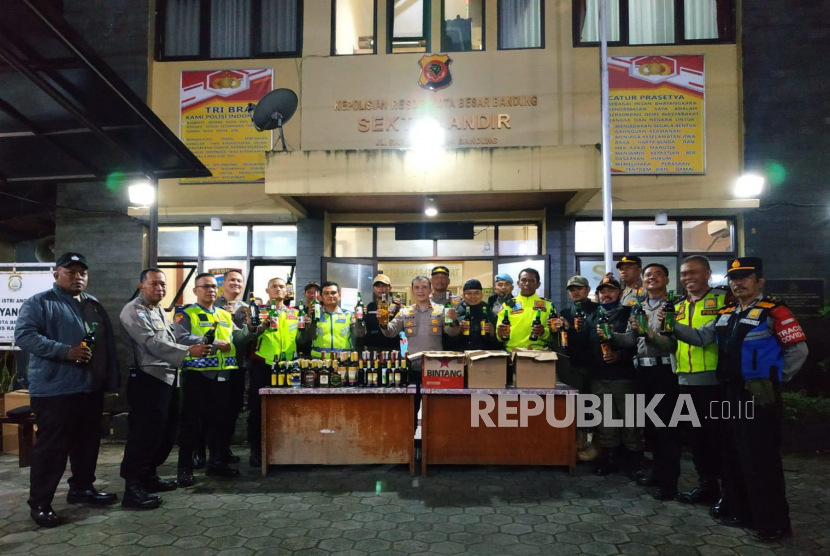 Jajaran Polsek Andir menunjukkan barang bukti minuman keras (miras) hasil operasi di Kota Bandung, Jawa Barat, Sabtu (8/4/2023) malam. 