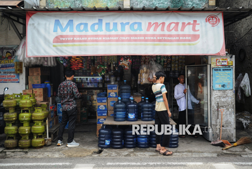 Warga berbelanja di warung madura mart di Jakarta, Jumat (10/1/2025). Warung Madura yang secara lokasi, harga, dan jam operasional (24 jam) lebih unggul dari toko modern tersebut menjadi pilihan berbelanja kebutuhan dasar warga seperti minuman botol, sembako, snack, dan produk mandi.