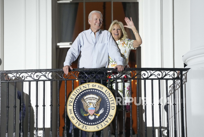 Presiden AS Joe Biden (kiri) dan ibu negara Dr. Jill Biden (kanan). 