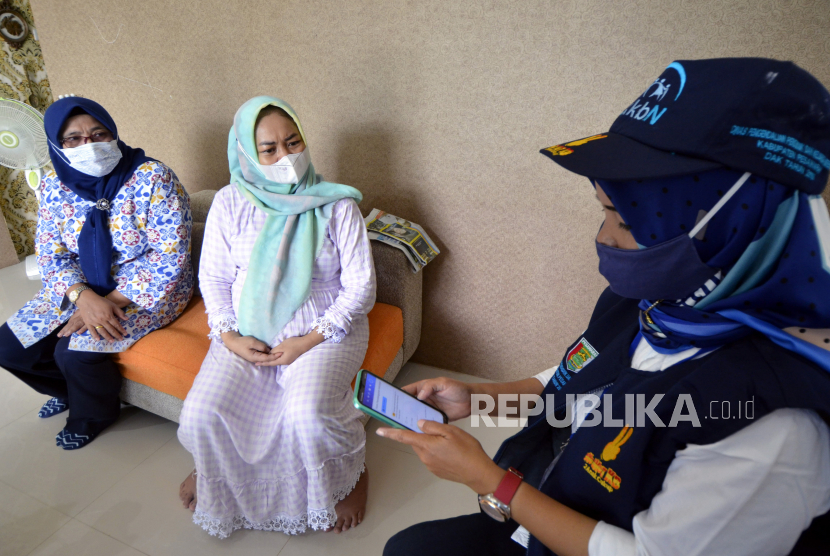 Kader pelopor Keluarga Berencana (KB) melakukan Pendataan Keluarga 2021.