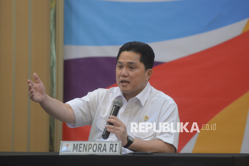 Menteri Pemuda dan Olahraga (Menpora) Erick Thohir memberikan keterangan pers terkait tanggapan pemerintah Indonesia terhadap pernyataan Komite Olimpiade Internasional (IOC) di kantor Kemenpora, Jakarta, Jumat (24/10/2025). Dalam kesempatan tersebut Erick Thohir mengatakan bahwa pernyataan Komite Olimpiade Internasional (IOC) kepada federasi internasional untuk tidak menggelar kegiatan olahraga di Indonesia bersifat rekomendatif atau imbauan. Selain itu, Erick menegaskan bahwa olahraga Indonesia tidak dibekukan oleh Komite Olimpiade Internasional (IOC), Indonesia tetap dapat mengirimkan atlet untuk berpartisipasi dalam ajang olahraga duni