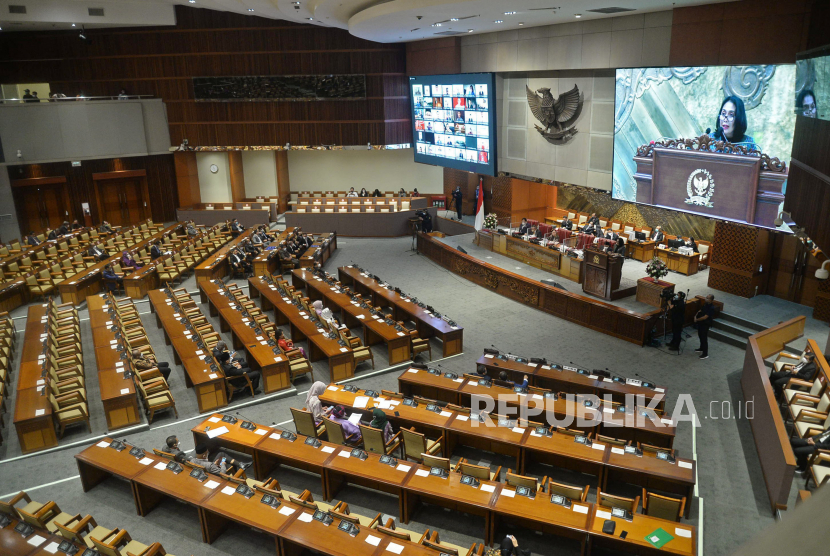 Menteri PPPA I Gusti Ayu Bintang Darmawati menyampaikan tanggapan dari pemerintah saat rapat paripurna DPR di Kompleks Parlemen, Jakarta, Selasa (12/4/2022). Rapat Paripurna DPR tersebut secara resmi mengesahkan Rancangan Undang-Undang Tindak Pidana Kekerasan Seksual (RUU TPKS) menjadi undang-undang.